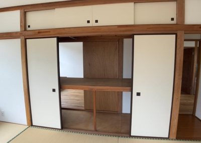 【収納】 | 初沢町中古戸建 | デザイン性を重視しすぎて収納が少なかった！なんてことにならないため、事前に現地で収納の数を確認しておくことをお勧めします。クローゼット以外にも床下収納や屋根裏収納、パントリーなどもチェックしましょう。
