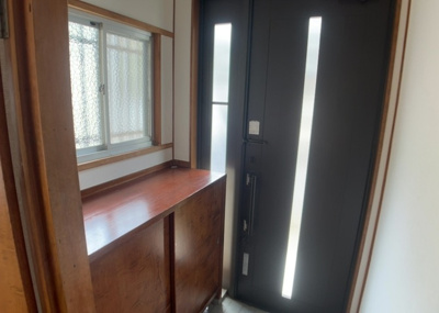 【玄関】 | 初沢町中古戸建 | 玄関は家の顔でもあり、家族以外の目にも止まる場所です。玄関は外との間を仕切る扉、靴などをしまっておく収納スペース、靴脱ぎのたたきスペース、来客とのやり取りをするドアホンなど複数のアイテムからなります。