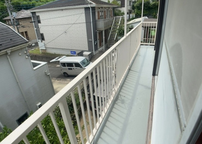 【バルコニー】 | 初沢町中古戸建 | バルコニーは、室外の専用スペースのうち、「屋根がなく開放された空間」であるものを指します。ベランダより広いタイプのものが多く、日当たりもよいため家庭菜園などを楽しみたい人にとって適した環境となります。