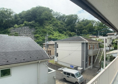 【展望】 | 初沢町中古戸建 | 眺望を気にして物件を探す場合、前面に建物が建っていないか現地で確認しましょう！前面に建物があると景色はもちろん、日当たりや風通しにも影響が出てきます。住んだ時のことを想像しながら現地見学をしましょう。