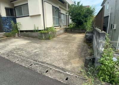 【駐車場】 | 初沢町中古戸建 | 駐車場と明記されていても、最小スペースでつくられた駐車場だと大型車は駐車できなかったり、出入りしにくくなったりする可能性があります。お車のサイズと購入したい物件の駐車場のサイズを現地で確認しましょう。