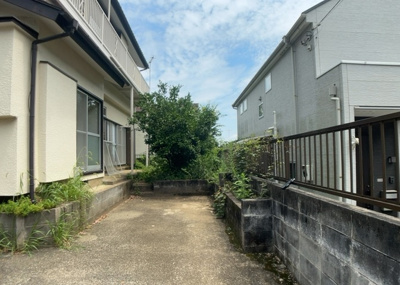 【庭】 | 初沢町中古戸建 | 庭があることでガーデニングや家庭菜園はもちろん、こどもの遊び場やペットを放して遊ぶことができます。また、家の周囲に余裕があるということです。隣地との間があれば、十分な日当たりと、風通しが確保できます。