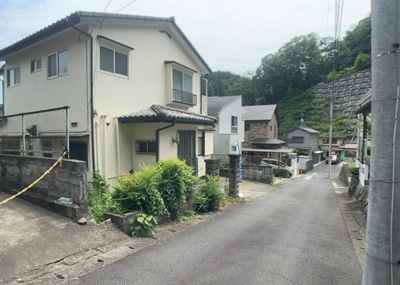 【前面道路含む現地写真】 | 初沢町中古戸建 | 住宅用の土地では前面道路に2m以上接していなければならないと法律で定められています。しかし、お持ちの車のサイズやライフスタイルなどにより、2mでは利便が悪い場合もございますので、事前に確認しましょう。