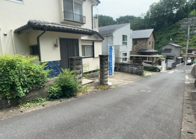 【前面道路含む現地写真】 | 初沢町中古戸建 | お持ちの車種によっては前面道路が広い方が便利でしょう。しかし、前面道路が広ければその分交通量が多くなるため、騒音などが気になる場合があります。実際に現地を見学し、周辺交通量や騒音などを確認しましょう！