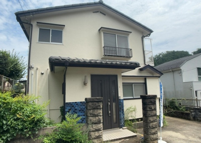 【外観】 | 初沢町中古戸建 | 現地に行くなら、物件の周囲の地形がどうなっているかを見ることも大切です。周辺より低くなっている土地では、大雨などで水が集まりやすいため、地盤が弱くなっているということも考えられるため、注意が必要です。