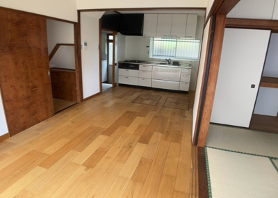 【居間・リビング】 | 初沢町中古戸建 | L型アイランドタイプは、キッチンからダイニングにもリビングにも目が行き届くので、とても使いやすい配置です。L字型独立タイプは、キッチンを独立させてるためLDKというよりもLDといった様なイメージです。