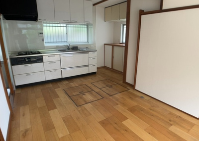 【ダイニング】 | 初沢町中古戸建 | ダイニングにはダイニングテーブルセットなどを置くことが多く、間取りにおいて「D」と略記されますが、食事を作るときの作業場として使用したり、朝食を食べたりするときだけに使われるケースも少なくありません。