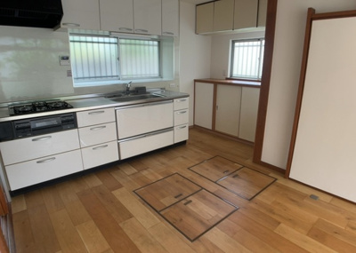 【キッチン】 | 初沢町中古戸建 | DKの物件でも広く見せたい方は、ダイニングスペースを広く使えるように工夫しましょう。低めのダイニングソファを置くと、家具の圧迫感が減り、広く見せることができ、ダイニングをリビングのように使用できます！