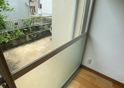 【内装】 | 初沢町中古戸建 | サッシは、ガラス窓に使用される金属製の窓枠です。一般的に住宅建築では、金属製建具工事の段階でガラス類・玄関などと同時に設置されます。種類や構造により断熱性能や遮音性能が異なるので現地でご確認ください。
