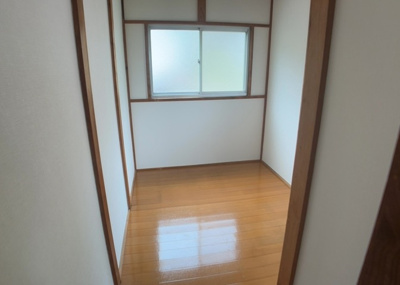 【収納】 | 初沢町中古戸建 | ウォークインクローゼットがあれば、クローゼット内でコーディネートが完成できますし、季節の変わり目に行う衣替えの手間も省けます。また、スーツケースなど大きいものもしまうことができ使い勝手がよいです。