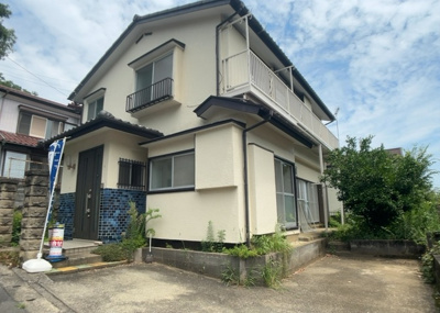 【構造・工法・仕様】 | 初沢町中古戸建 | 木造住宅とは土台、壁、柱など建築物の強度を支える構造体の材に木が使用されている構造を指します。構造体は建物の自重を支えるだけではなく風圧や水圧、積裁荷重などあらゆる衝撃に耐えるための基礎です。