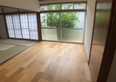 【居間・リビング】 | 初沢町中古戸建 | リビングの間取りの種類は大きくわけてリビングとダイニングが別になっているタイプ、リビングダイニング一体型です。どちらも一長一短ですので、家を選ぶ時はその両面をチェックして決めるようにしましょう。