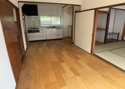 【居間・リビング】 | 初沢町中古戸建 | 直線タイプはLとDKを一直線に並べた形で対面キッチンのタイプです。一般的なのでよく見かけるかもしれません。直線タイプに似た直接アイランドタイプは、キッチンとダイニングの間に壁がない分広く感じられます。