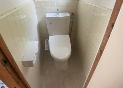 【トイレ】 | 初沢町中古戸建 | トイレは大きさや形、機能、抗菌性などが異なる多種多彩なタイプが各メーカーから出ています。それぞれに良さがあるため、事前にどういったタイプのトイレがいいのかをご家庭内で決めて、内見に行くといいでしょう。