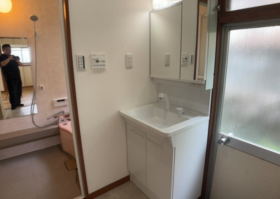 【独立洗面台】 | 初沢町中古戸建 | 洗面化粧台では顔を洗ったり、身だしなみを整えることが本来の使い方ですが、用途によっては洗面化粧台に求められる機能が違ってくるため、ご自身や家族のライフスタイルに合ったものを選ぶことをおすすめ致します。