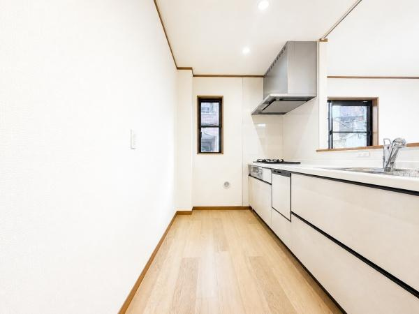 川崎市川崎区中島２丁目の中古一戸建のキッチン|広々としたキッチンは、
落ち着いて料理が出来ます！