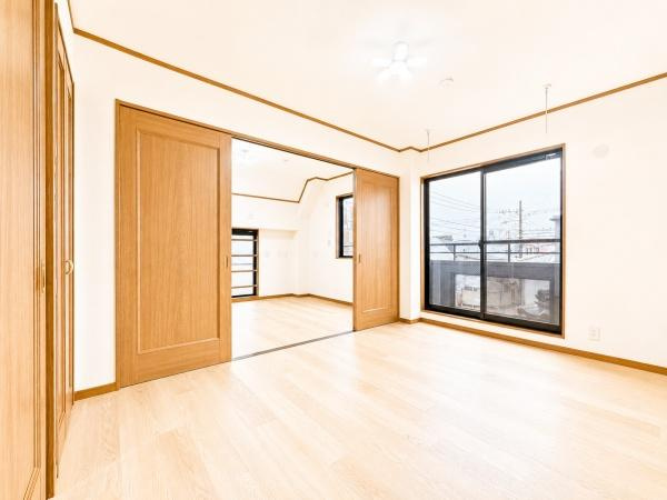 川崎市川崎区中島２丁目の中古一戸建の洋室|広さも十分で窓からの光が嬉しい洋室です。