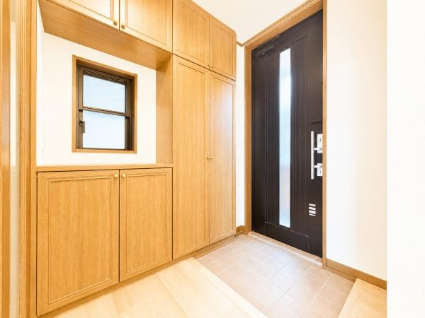 川崎市川崎区中島２丁目の中古一戸建の玄関|この明るい玄関が気持ちよく迎え入れてくれます。
