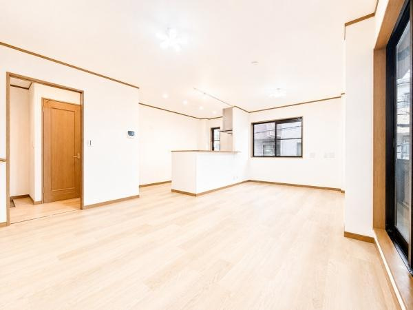 川崎市川崎区中島２丁目の中古一戸建の居間・リビング|2面採光のLDKは陽当たり通風良好です。
