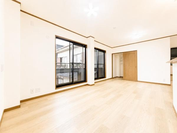 川崎市川崎区中島２丁目の中古一戸建の居間・リビング|家族が自然と集まるリビングは
落ち着きのある空間です♪