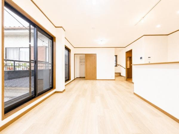 川崎市川崎区中島２丁目の中古一戸建の居間・リビング|対面式のキッチンはお料理中でも家族とのお話も弾みます。
