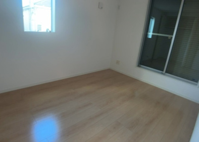 【洋室】 | ひばりが丘中古戸建 | 洋室のメリットは重い家具が置きやすく、身の回りが整理しやすいことです。 床がフローリングのため畳とは異なり凹みにくいです。 クローゼットなど収納が豊富で、普段使わない旅行カバンや服の整頓も簡単にです。