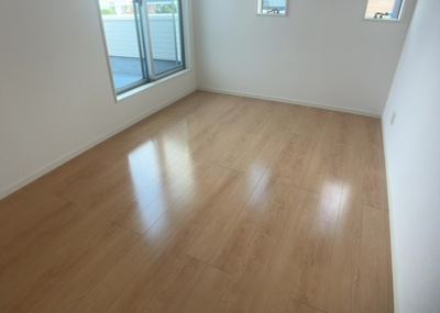 【寝室】 | ひばりが丘中古戸建 | 寝室でゆっくりと過ごすためにはベッド周りの適度な空間を担保することや窓の位置、照明の明るさ、寝室の広さなどを考える必要があります。自身や家族の構成とライフスタイルに併せて寝室にする部屋を選びましょう！