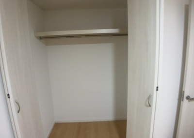 【収納】 | ひばりが丘中古戸建 | デザイン性を重視しすぎて収納が少なかった！なんてことにならないため、事前に現地で収納の数を確認しておくことをお勧めします。クローゼット以外にも床下収納や屋根裏収納、パントリーなどもチェックしましょう。