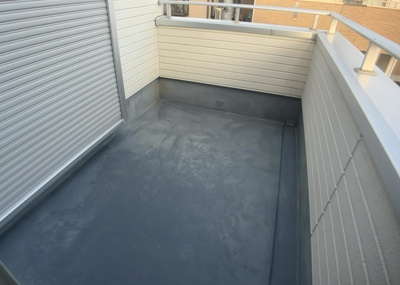 【バルコニー】 | ひばりが丘中古戸建 | バルコニーは、室外の専用スペースのうち、「屋根がなく開放された空間」であるものを指します。ベランダより広いタイプのものが多く、日当たりもよいため家庭菜園などを楽しみたい人にとって適した環境となります。
