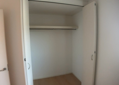 【収納】 | ひばりが丘中古戸建 | ウォークインクローゼットがあれば、クローゼット内でコーディネートが完成できますし、季節の変わり目に行う衣替えの手間も省けます。また、スーツケースなど大きいものもしまうことができ使い勝手がよいです。