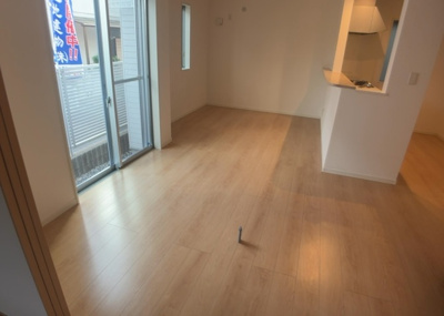 【居間・リビング】 | ひばりが丘中古戸建 | 直線タイプはLとDKを一直線に並べた形で対面キッチンのタイプです。一般的なのでよく見かけるかもしれません。直線タイプに似た直接アイランドタイプは、キッチンとダイニングの間に壁がない分広く感じられます。