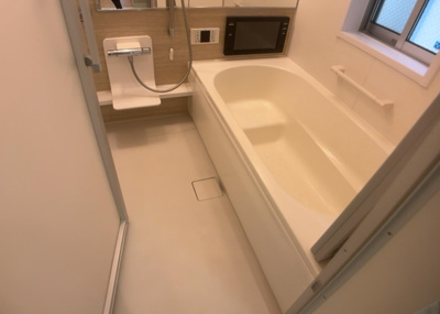 【浴室】 | ひばりが丘中古戸建 | 入浴時の快適さも大事なことですが、綺麗な状態を維持できなければ気持ちよく入浴できません。毎日の掃除が楽という点は大事なポイントになります！カビが生えにくく掃除がしやすい、壁や浴槽を選ぶといいでしょう。