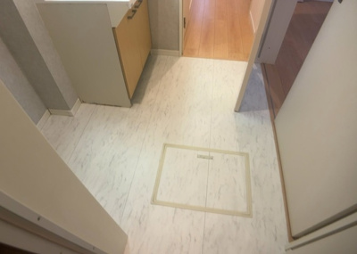 【脱衣所】 | ひばりが丘中古戸建 | 多くの戸建て住宅で見かける洗面脱衣所は、洗面台と洗濯機が2畳ほどのスペースに並べられていて、洗面所が脱衣所を兼ね備えている間取りが一般的です。お客様が利用することもある、パブリックな空間でもあります。