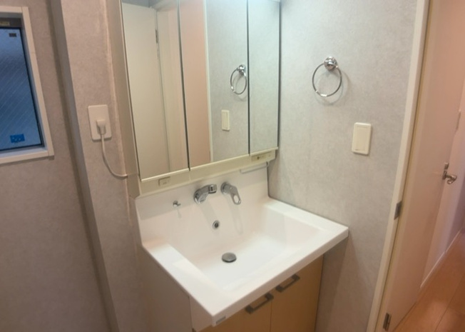 【独立洗面台】 | ひばりが丘中古戸建 | 洗面化粧台では顔を洗ったり、身だしなみを整えることが本来の使い方ですが、用途によっては洗面化粧台に求められる機能が違ってくるため、ご自身や家族のライフスタイルに合ったものを選ぶことをおすすめ致します。