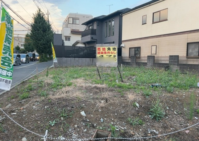 【外観】 | 清新売地 | 現地に行くなら、物件の周囲の地形がどうなっているかを見ることも大切です。周辺より低くなっている土地では、大雨などで水が集まりやすいため、地盤が弱くなっているということも考えられるため、注意が必要です。