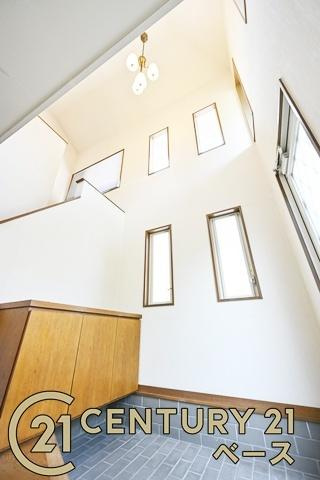 北葛城郡上牧町葛城台５丁目の中古一戸建の玄関|■現地撮影写真■すっきりとした明るい玄関が家族やお客様を迎えてくれます！