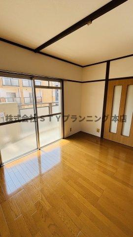 仲介手数料0円！ビューラー牧の里の洋室