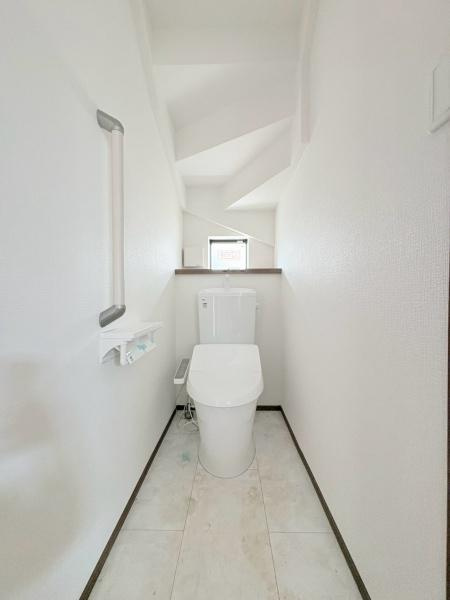 横浜市泉区中田東２丁目の新築一戸建のトイレ|１階と2階にトイレがあります。多機能パネル付。施工中。