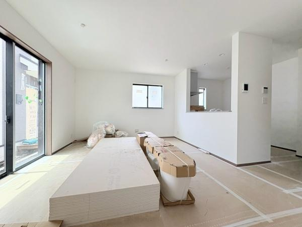 横浜市泉区中田東２丁目の新築一戸建の居間・リビング|LDK約15帖。施工中。