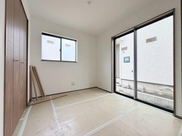 横浜市泉区中田東２丁目の新築一戸建の洋室|LDKにつながる洋室約4.5帖。施工中。