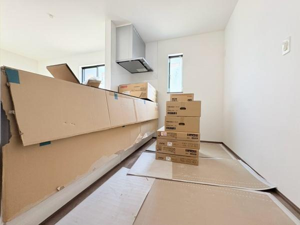 横浜市泉区中田東２丁目の新築一戸建のキッチン|全体的にゆとりがあるスペースのキッチンです。施工中。