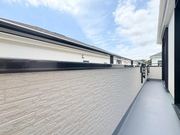 横浜市泉区中田東２丁目の新築一戸建のバルコニー|バルコニーは直線的な形状ですっきりとした印象です。窓が隣接しているため室内へも自然光が入りやすくなっています。