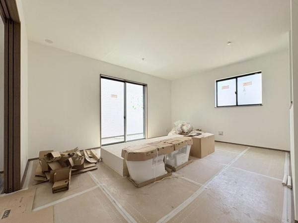 横浜市泉区中田東２丁目の新築一戸建の居間・リビング|LDK約15.25帖。隣の洋室と繋げて約19.68帖としてもお使いいただけます。施工中。
