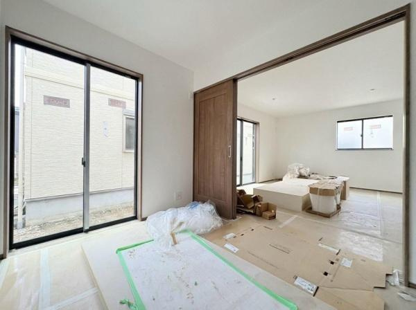横浜市泉区中田東２丁目の新築一戸建の洋室|1F洋室約4.43帖。扉を閉めればひとつのお部屋として機能します。施工中。