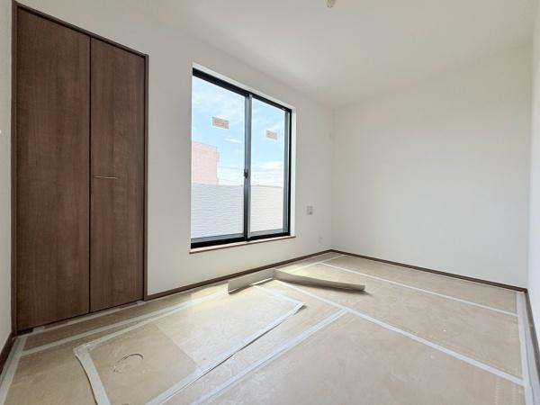 横浜市泉区中田東２丁目の新築一戸建の洋室|2F洋室約5.0帖。バルコニーに直接出られます。施工中。