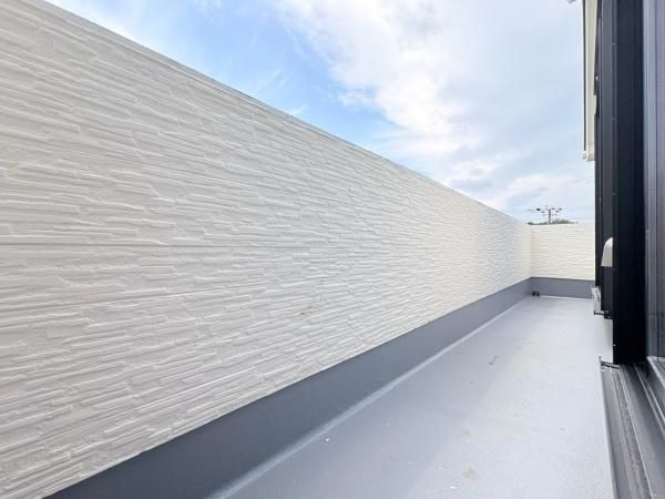 横浜市泉区中田東２丁目の新築一戸建のバルコニー|横に広く日当たりも良好です。