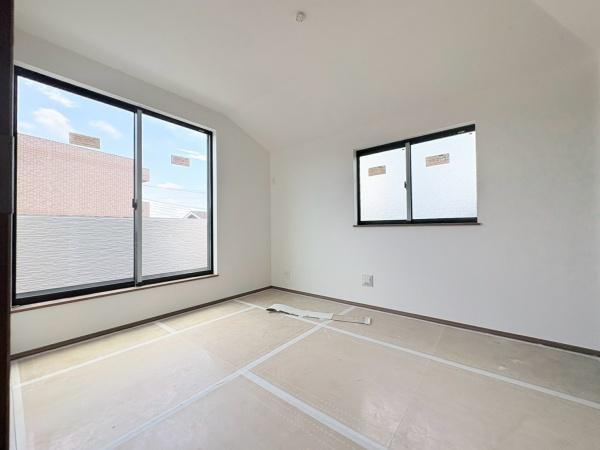 横浜市泉区中田東２丁目の新築一戸建の洋室|2F洋室約6.0帖。バルコニーに面した大きな窓から自然光がしっかり入ります。施工中。