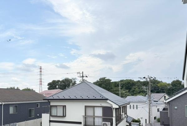 横浜市泉区中田東２丁目の新築一戸建のその他|現地からの眺望は開放感のある住宅街の風景が広がっています。前方に遮るものが少なく空の広がりを感じることができます。周囲には住宅が並び穏やかな景色が望めます。天気の良い日には青空が印象的です。