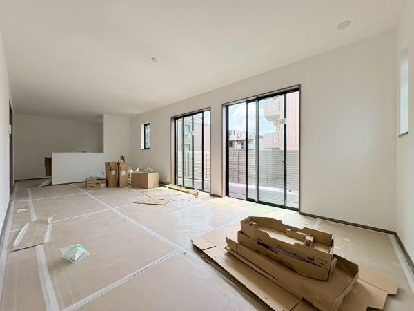 横浜市泉区中田東２丁目の新築一戸建の居間・リビング|LDK約18.37帖。施工中。