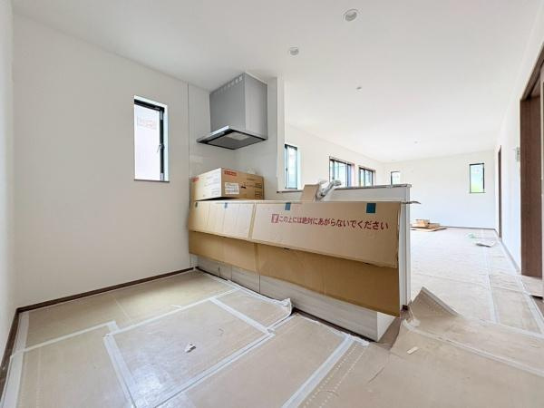 横浜市泉区中田東２丁目の新築一戸建のキッチン|全体的にゆとりがあるスペースのキッチンです。施工中。